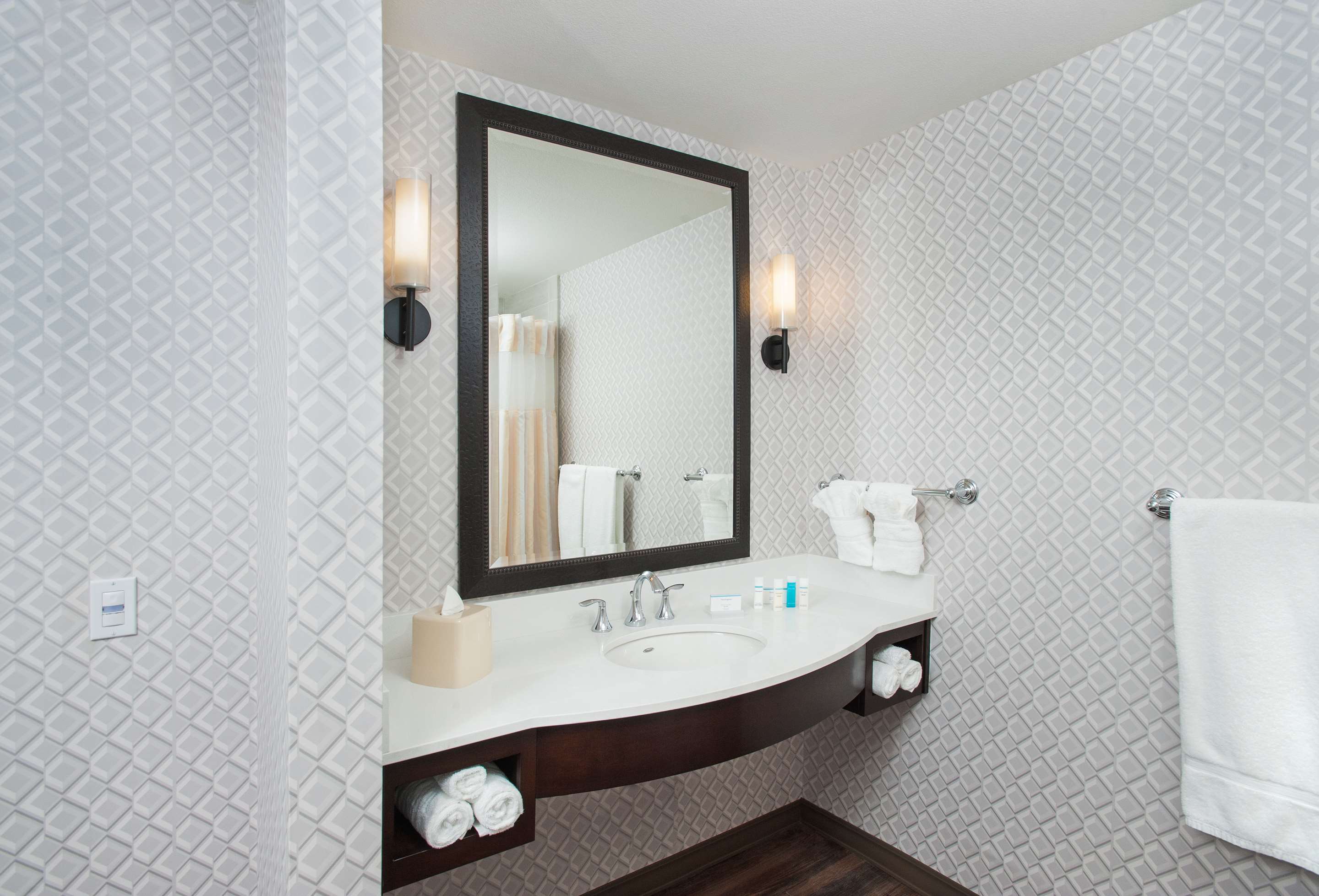 Guest room bath
