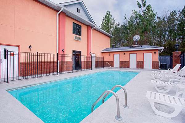 Pool - Baymont Inn & Suites Jesup