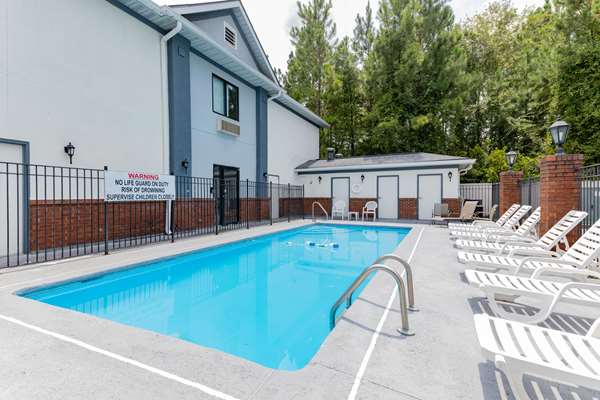 Pool - Baymont Inn & Suites Jesup