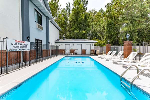 Pool - Baymont Inn & Suites Jesup