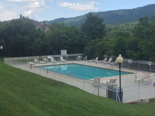 Pool - Baymont Inn & Suites Harriman - I-40, Exit 347