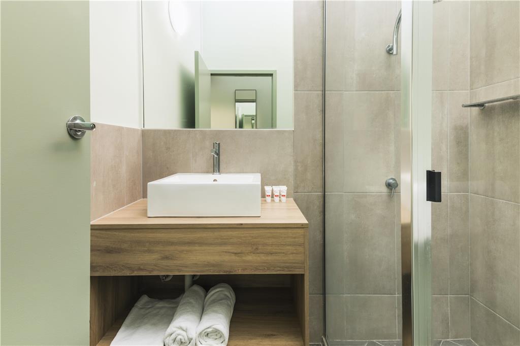 NIGHTCAP AT ATHERTON HOTEL-guestroom-Guest Room,Bathroom,On-Site.jpg