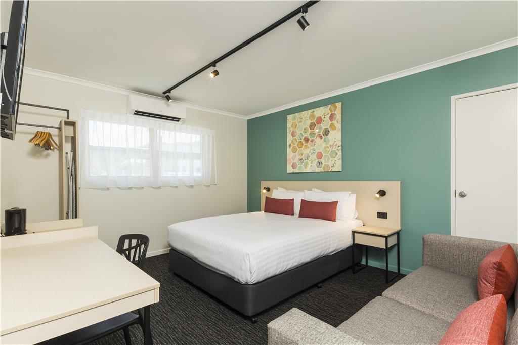 NIGHTCAP AT BALACLAVA HOTEL-guestroom-Guest Room,On-Site.jpg