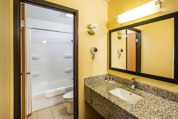  - Baymont Inn & Suites Cedar Rapids