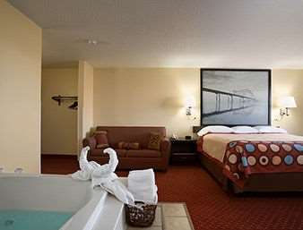 Suite - Baymont Inn & Suites Cedar Rapids
