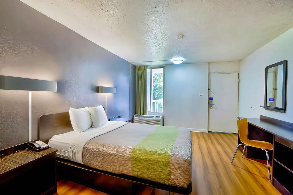 MOTEL 6 GAINESVILLE, FL-guestroom-Guest Room,On-Site.jpg