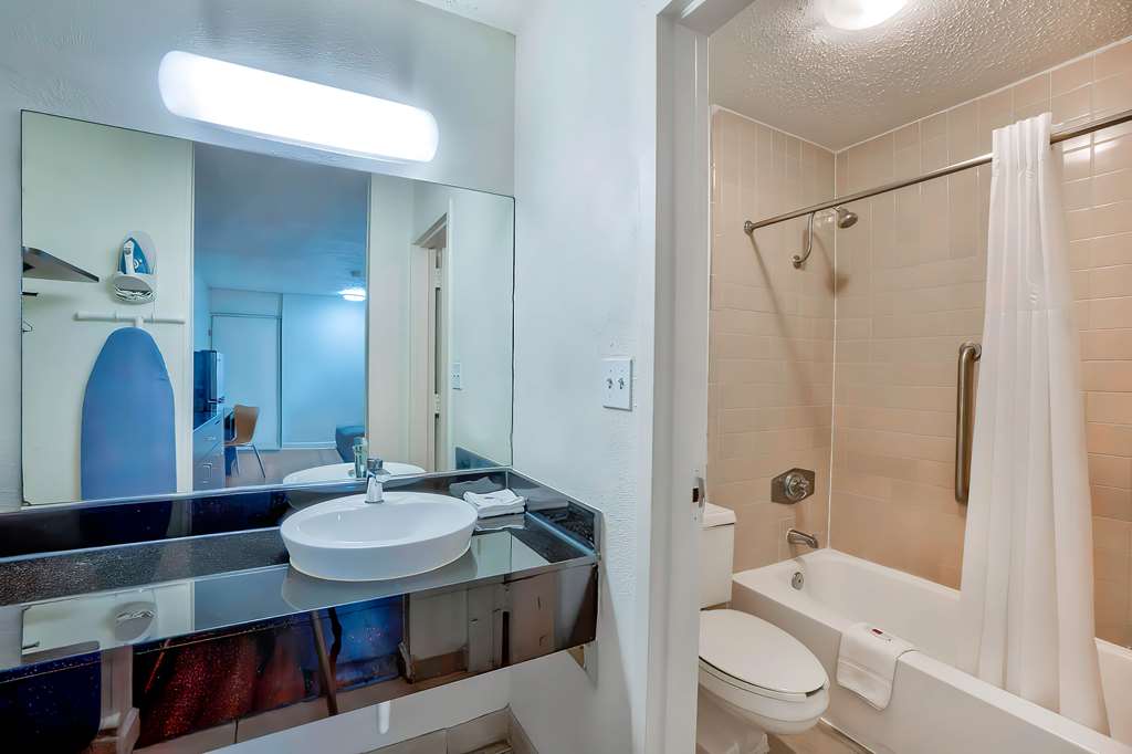 MOTEL 6 GAINESVILLE, FL-guestroom-Guest Room,Bathroom,On-Site.jpg