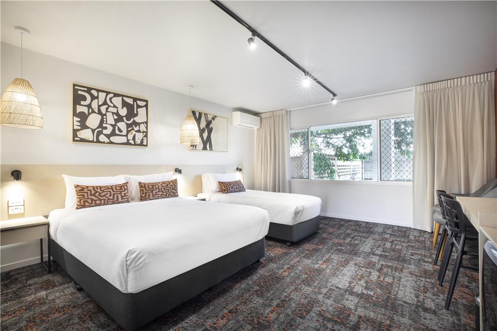 NIGHTCAP AT DALRYMPLE HOTEL-guestroom-Guest Room,On-Site.jpg