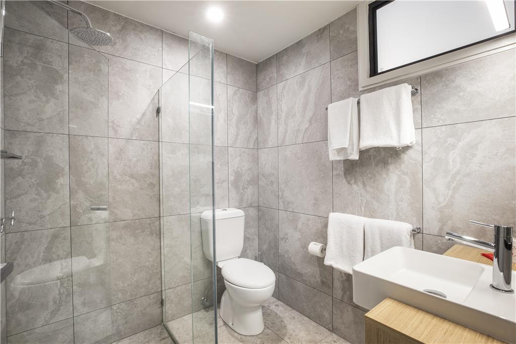 NIGHTCAP AT DALRYMPLE HOTEL-guestroom-Guest Room,Bathroom,On-Site.jpg