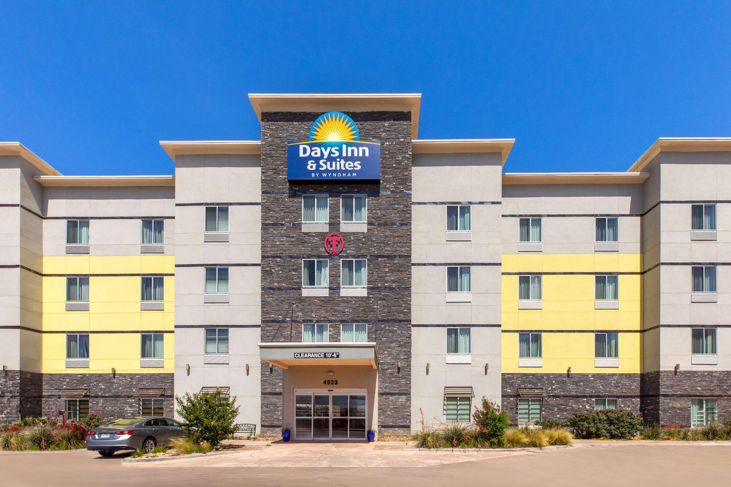 Exterior | Days Inn & Suites by Wyndham Lubbock Medical Center