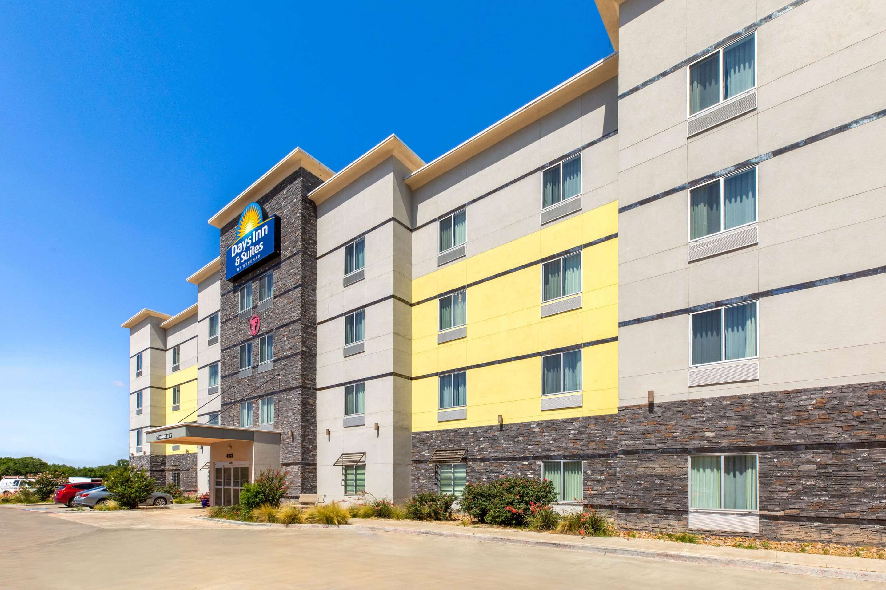 Exterior | Days Inn & Suites by Wyndham Lubbock Medical Center