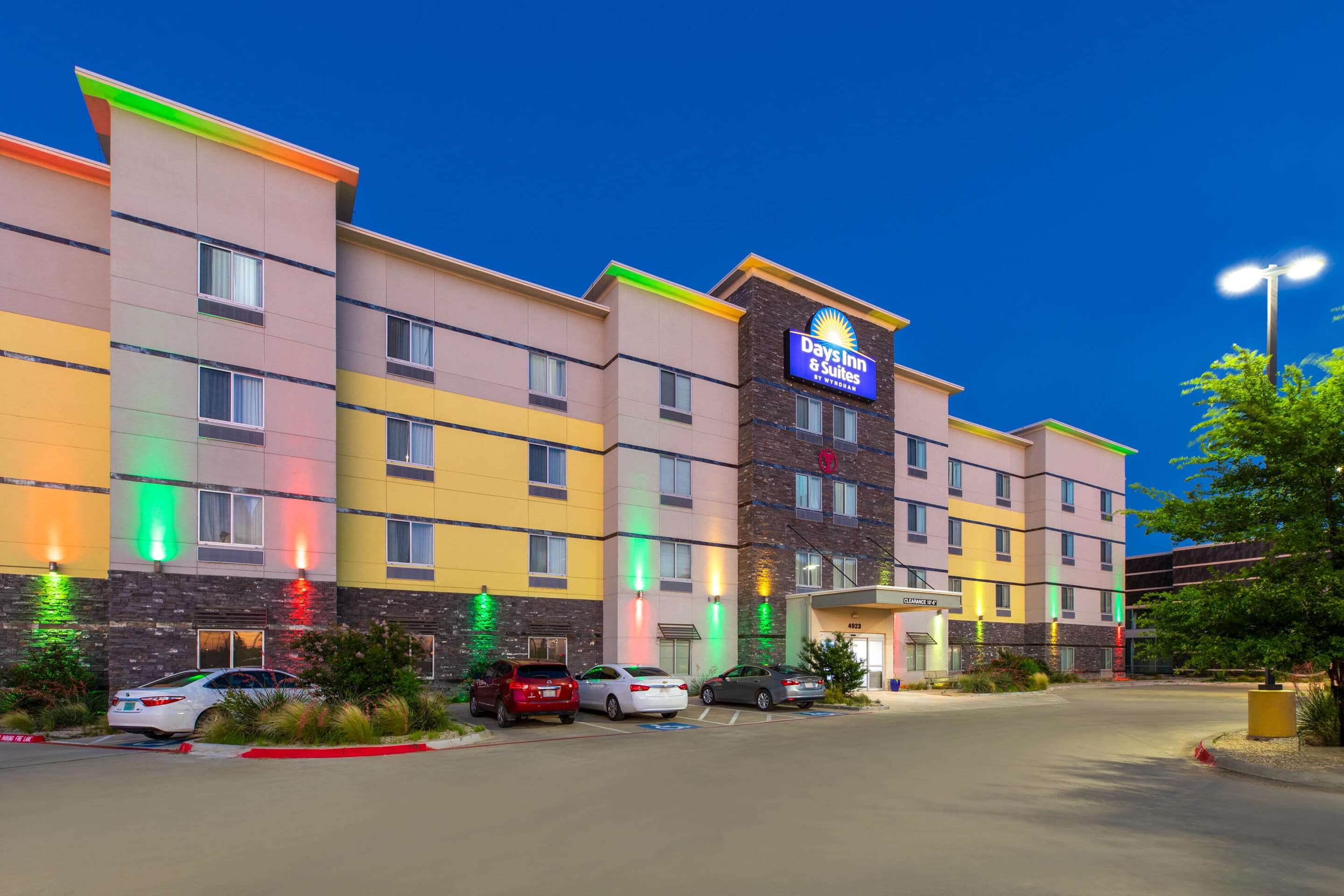 Exterior | Days Inn & Suites by Wyndham Lubbock Medical Center