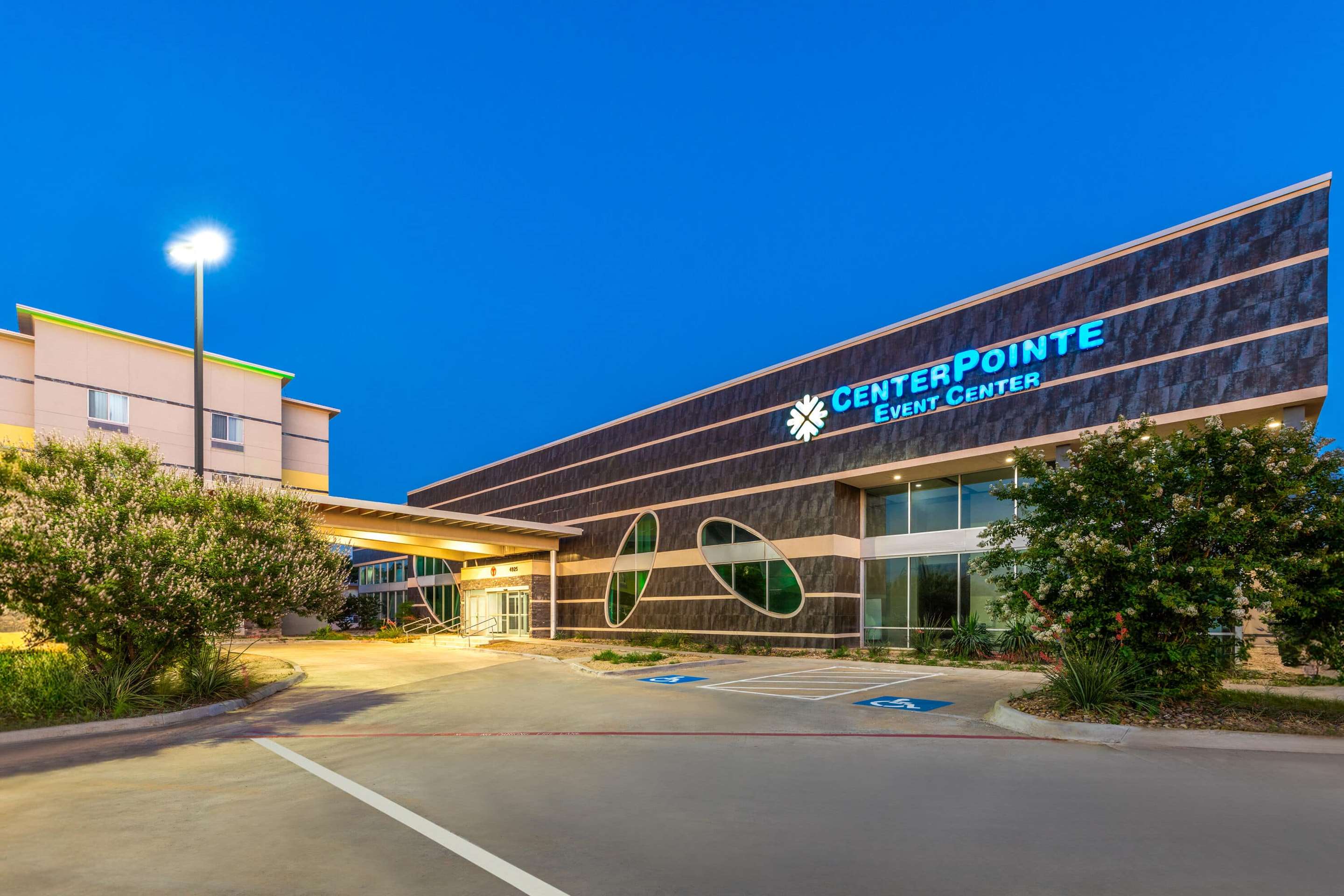 Exterior | Days Inn & Suites by Wyndham Lubbock Medical Center