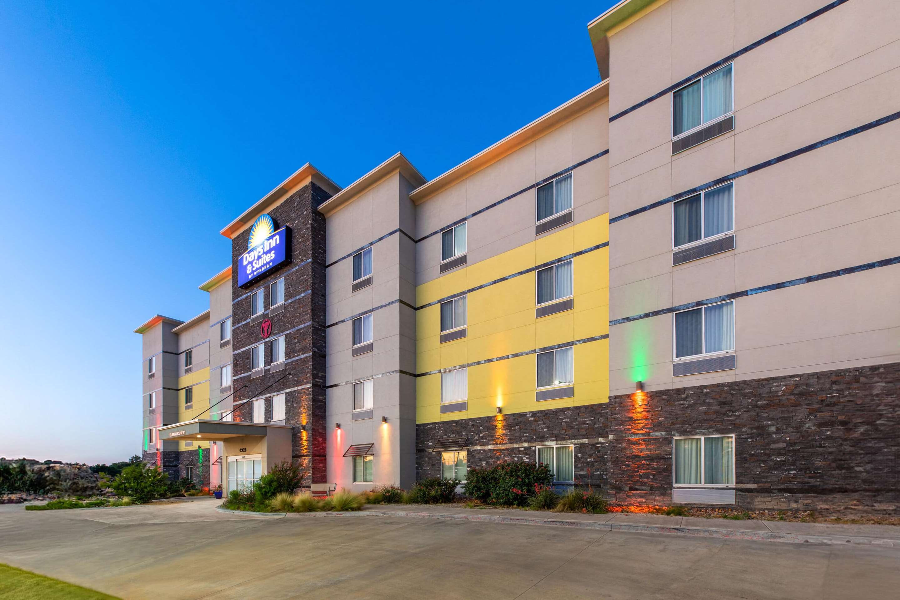 Exterior | Days Inn & Suites by Wyndham Lubbock Medical Center