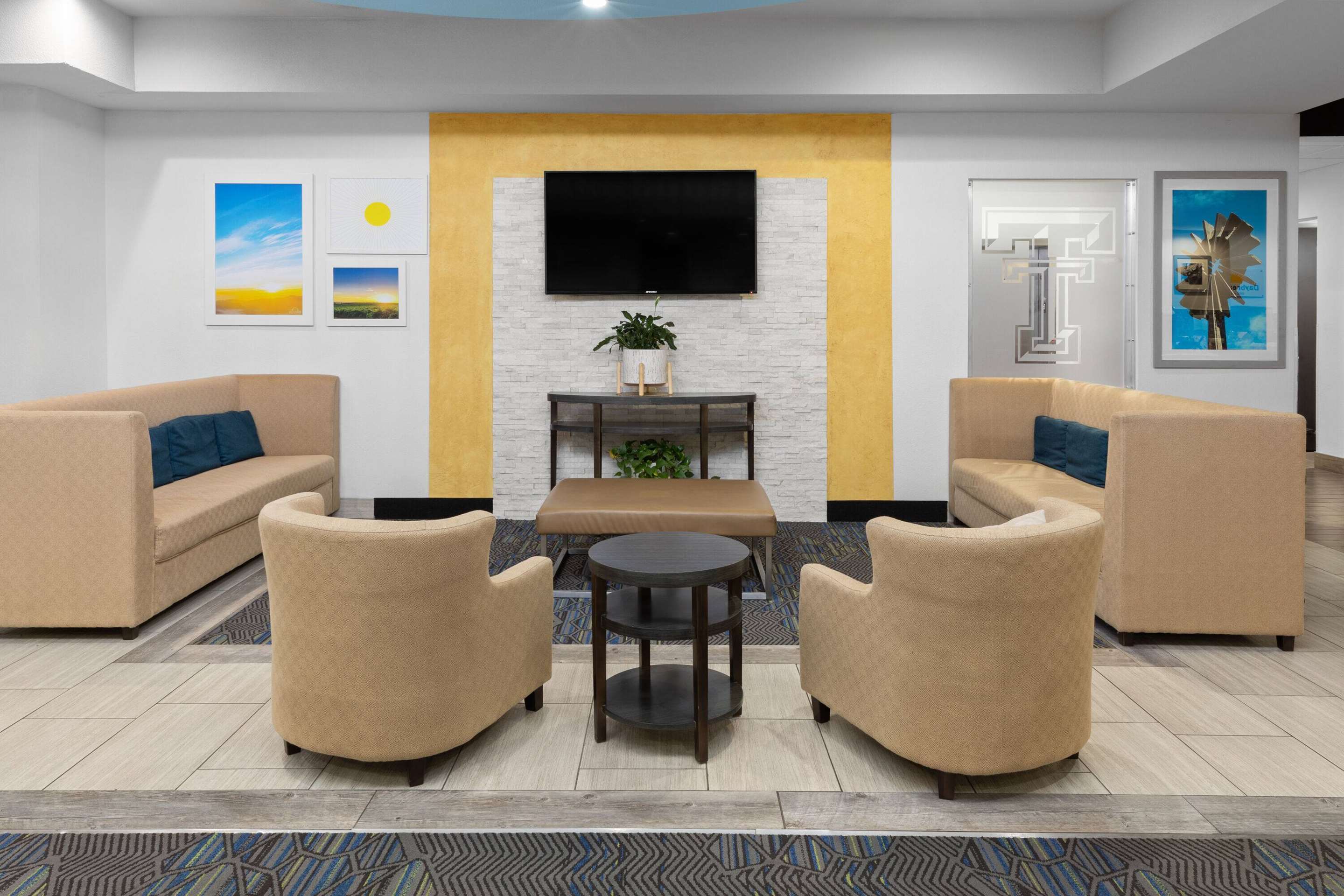 Lobby | Days Inn & Suites by Wyndham Lubbock Medical Center