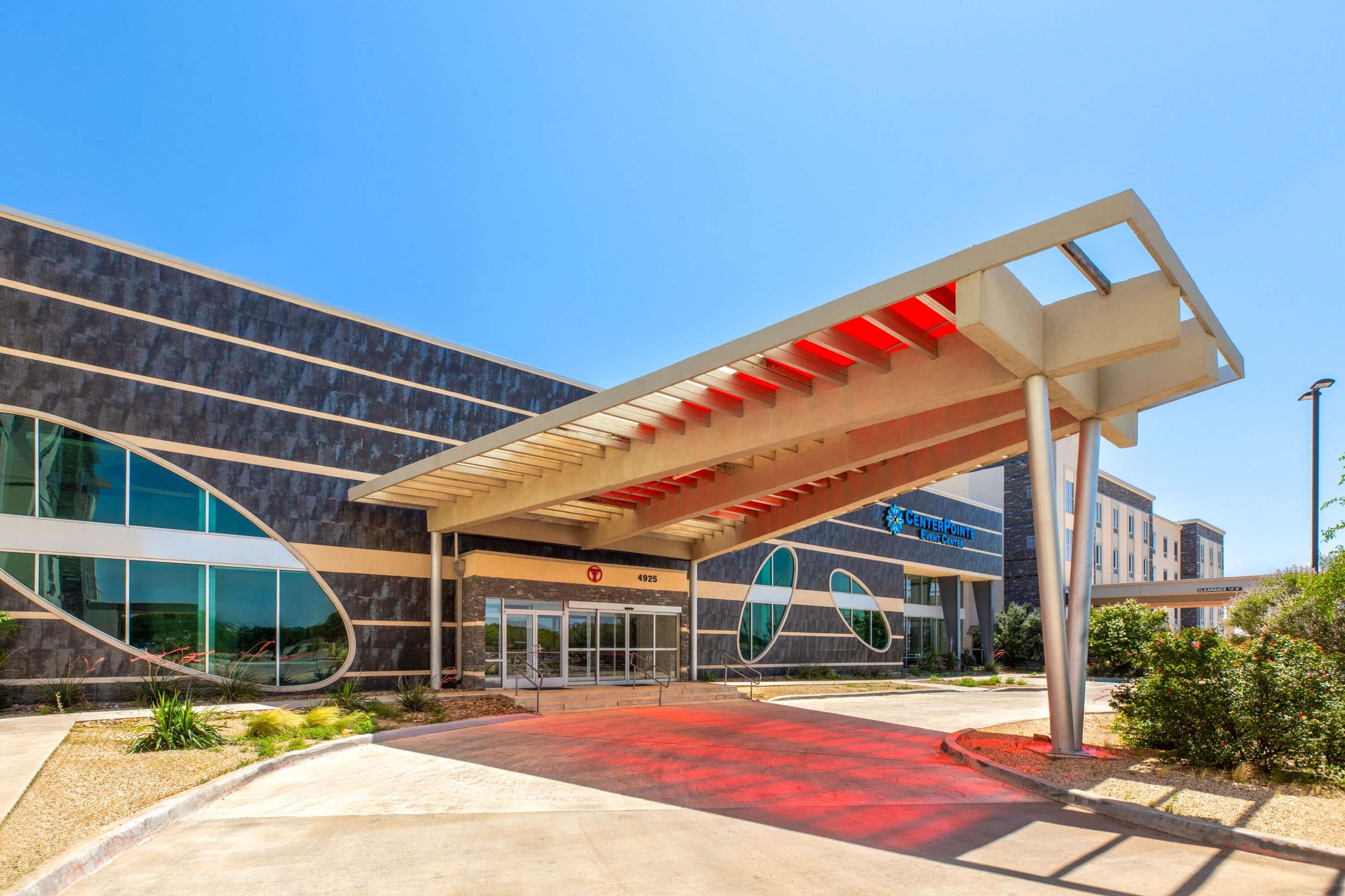 Exterior | Days Inn & Suites by Wyndham Lubbock Medical Center