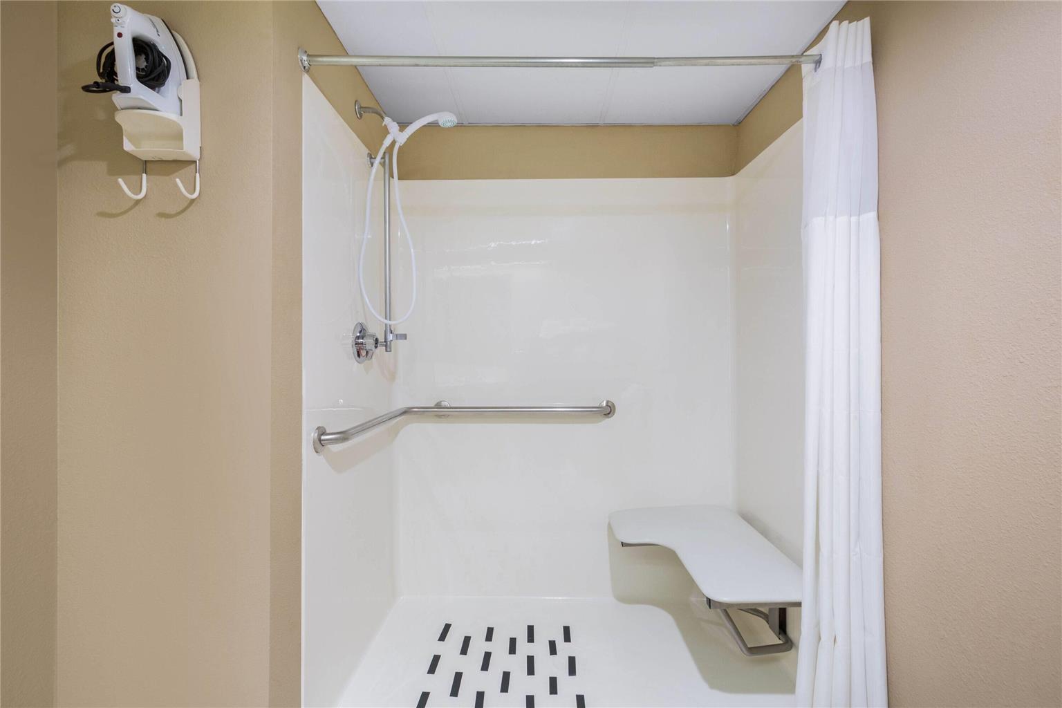 DAYS INN CUBA-guestroom-Guest Room,Bathroom,Shower,Accessibility,On-Site.jpg