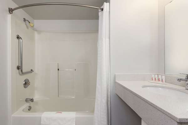  - Super 8 Hotel West Winnipeg