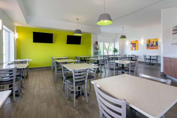  - Super 8 Hotel West Winnipeg