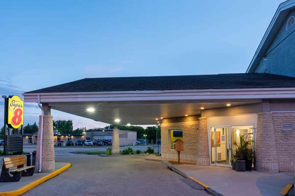 Exterior view - Super 8 Hotel West Winnipeg
