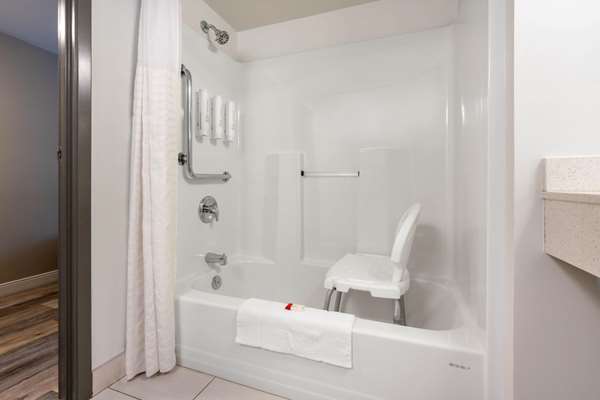  - Super 8 Hotel West Winnipeg