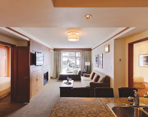 Suite - Pan Pacific Hotel Village Center Whistler