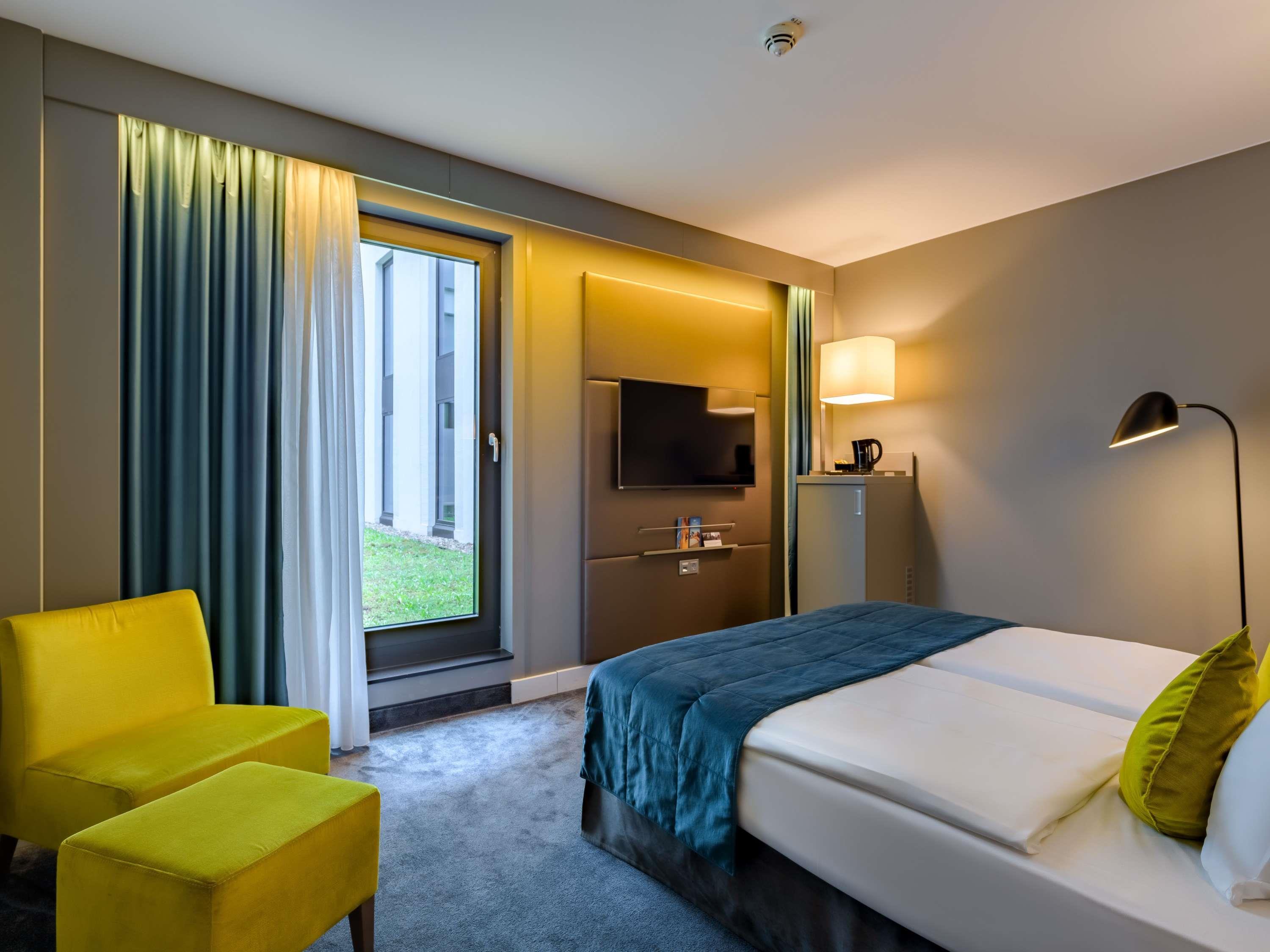 MERCUR BERLIN WITTENBERGPLATZ Room Type - Standard Room with queen bed and accessible bathroom, without closet