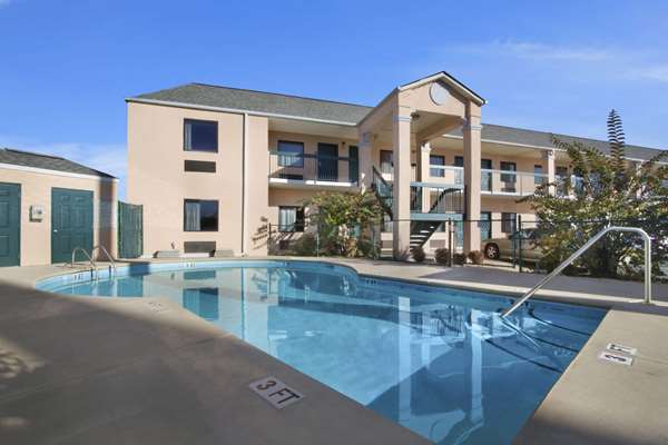 Pool - Days Inn Lexington - I-20, Exit 55