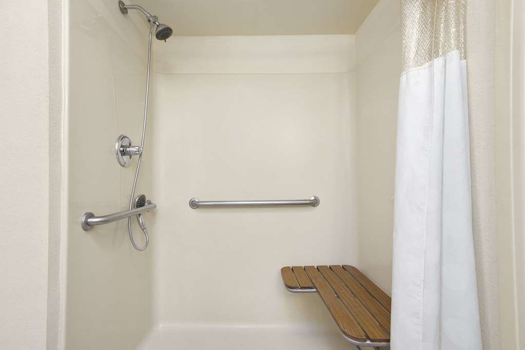 DAYS INN BY WYNDHAM LEXINGTON-guestroom-Guest Room,Bathroom,On-Site.jpg