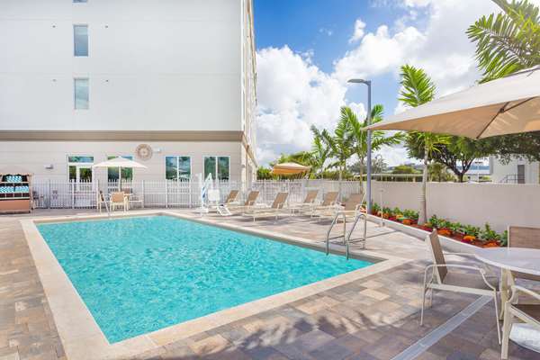 Pool - Wingate by Wyndham Hotel Miami Airport Doral
