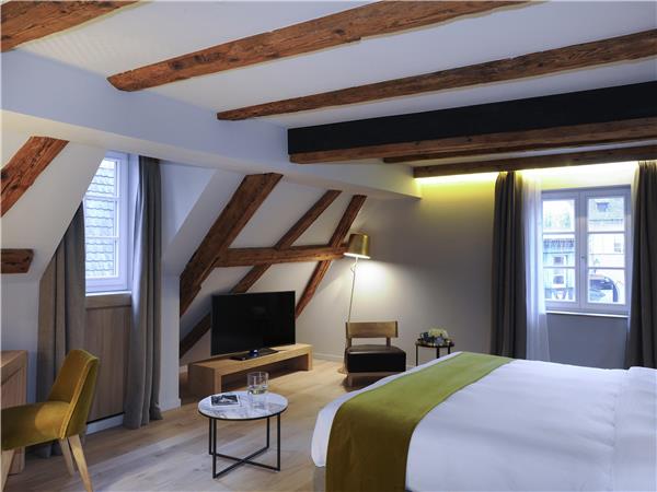 SUITE JUNIOR, 1 king size bed and 2 single beds