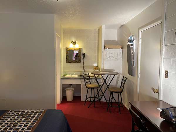  - Knights Inn Fairview