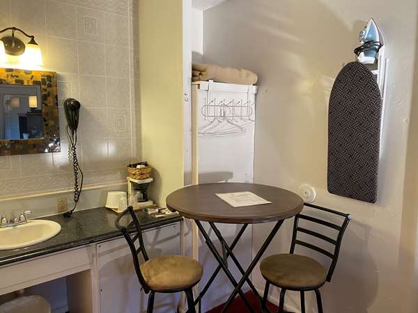  - Knights Inn Fairview