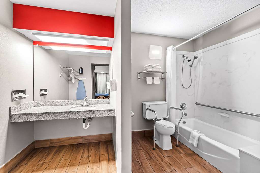 SUPER 8 PARAGOULD-guestroom-Guest Room,Bathroom,Accessibility,On-Site.jpg