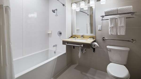  - Best Western Plus Stadium Inn Bronx - I-87, Exit 5