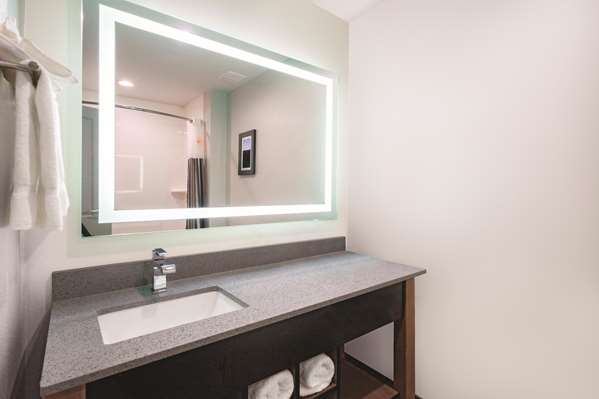  - La Quinta Inn & Suites Cleveland - I-75, Exit 25