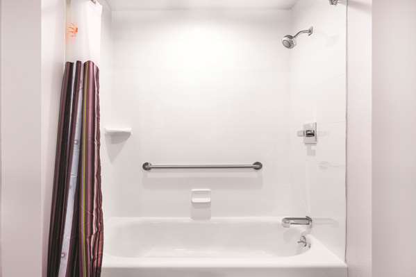  - La Quinta Inn & Suites Cleveland - I-75, Exit 25