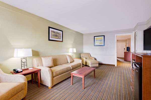 Suite - Baymont Inn & Suites Orange Park Jacksonville - I-295, Exit 12