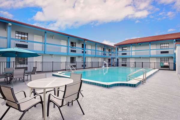Pool - Baymont Inn & Suites Orange Park Jacksonville - I-295, Exit 12