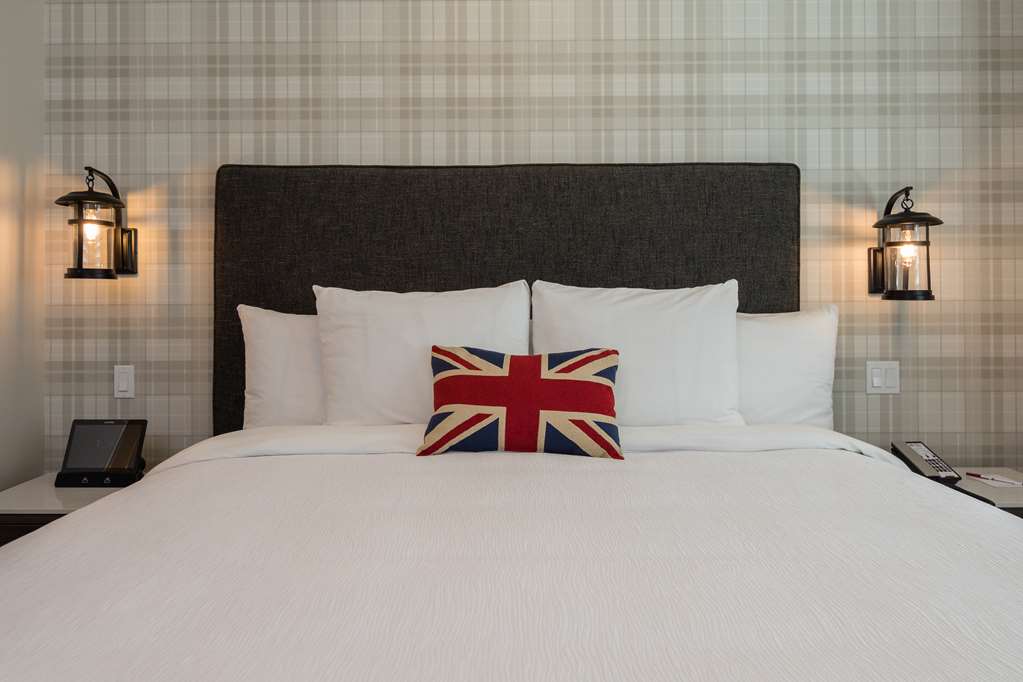 Aristocrat Hotel, BW Signature Collection-guestroom-Guest Room,Bed,Bedding,King bed,On-Site.jpg