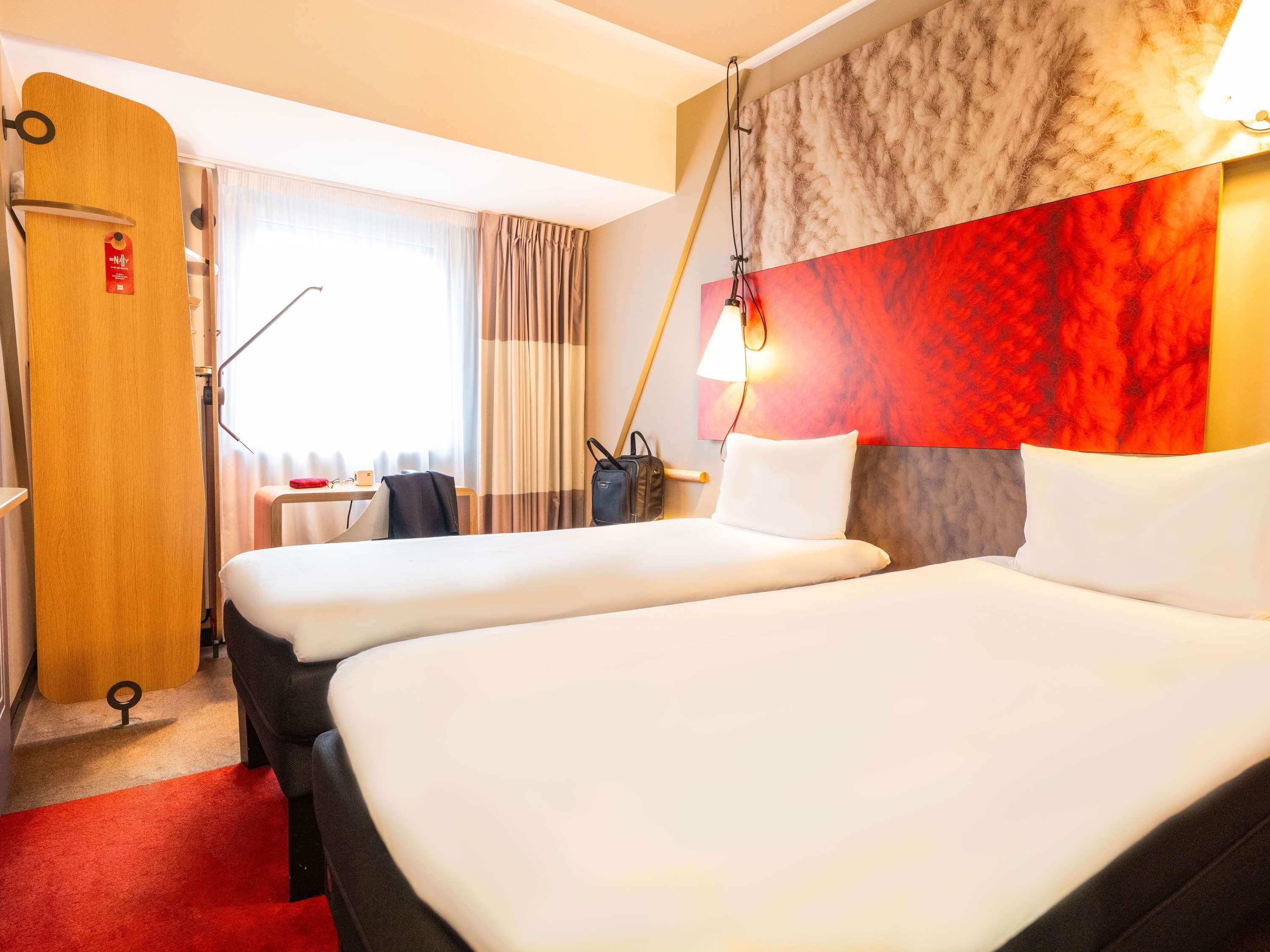 ibis Geneve Centre Lac Room Type - Room with twin beds measuring 31 x 79 in (80 x 200 cm) ibis Geneve Centre Lac Room Type - Room with twin beds measuring 31 x 79 in (80 x 200 cm)