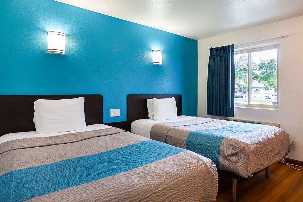 MOTEL 6 VENTURA DOWNTOWN CA-guestroom-Guest Room,On-Site,Double Room.jpg