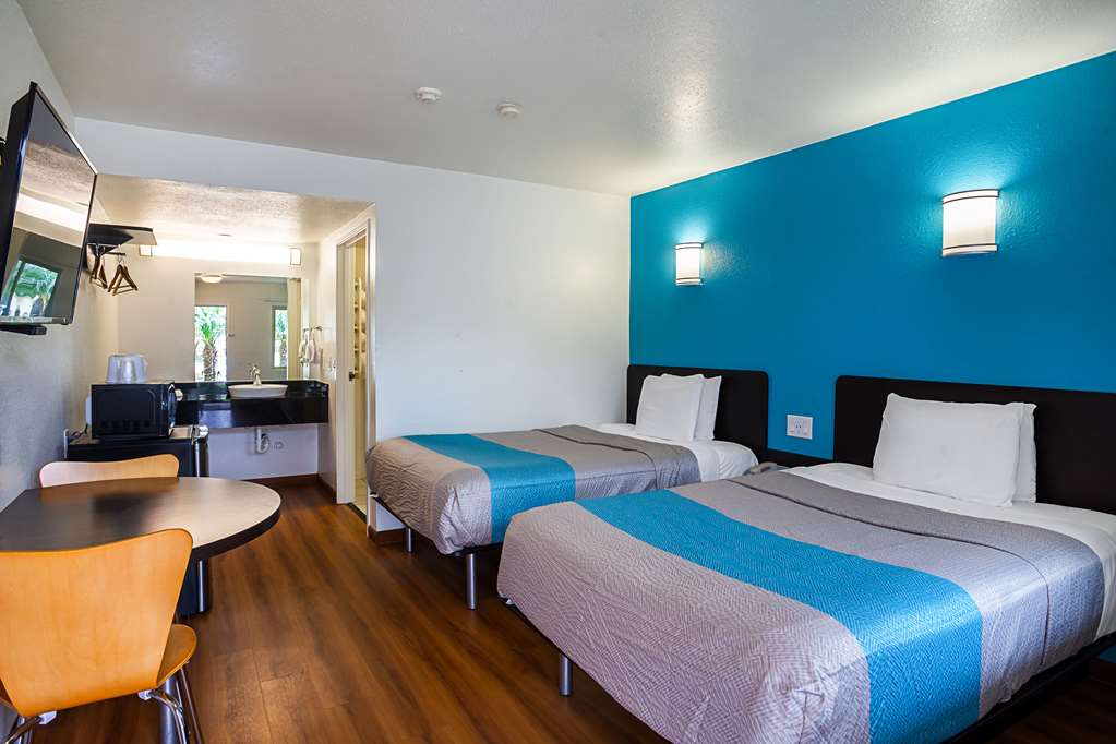 MOTEL 6 VENTURA DOWNTOWN CA-guestroom-Guest Room,Sink,Guest Room Amenity,TV and multimedia,Sitting area,On-Site,Double Room.jpg
