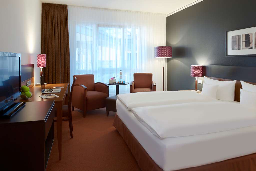 Dorint Erfurt am Dom-guestroom-Guest Room,Bed,Bedding,Guest Room Amenity,Mini-Refrigerator,Safe,TV and multimedia,Indoor/Interior,On-Site,Furnishings,Telephone,Double Room,Standard Room.jpg