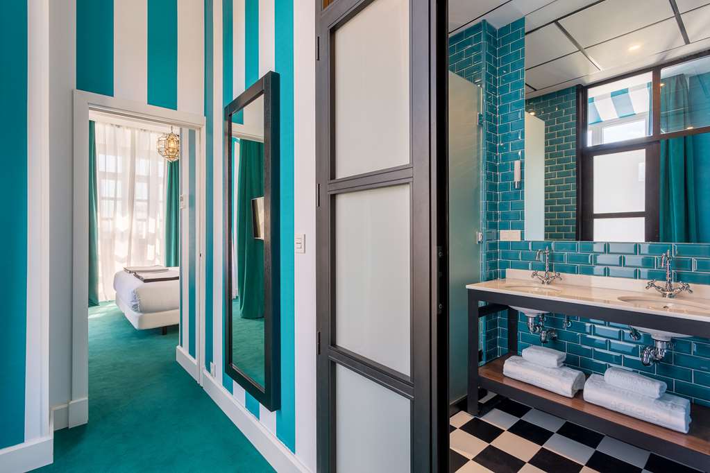 ROOM MATE VALERIA-guestroom-Guest Room,Suite,On-Site.jpg