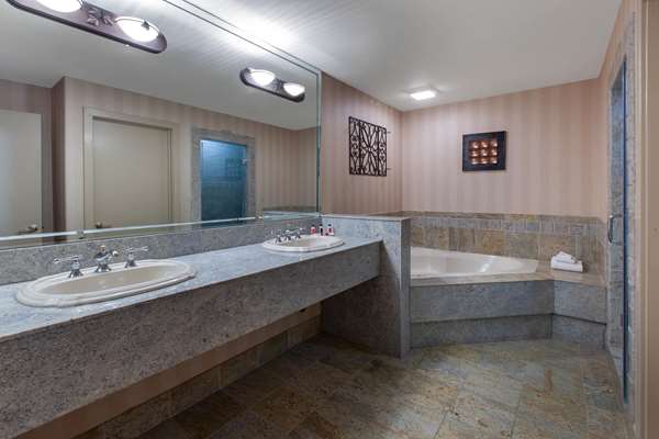 Suite - Baymont Inn & Suites Franklin - I-65, Exit 90