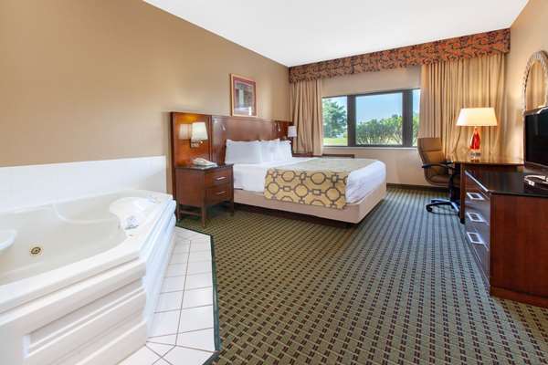 Suite - Baymont Inn & Suites Franklin - I-65, Exit 90