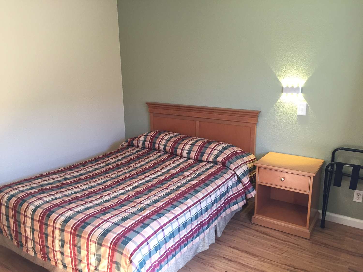 1 Queen Bed Non-Smoking image