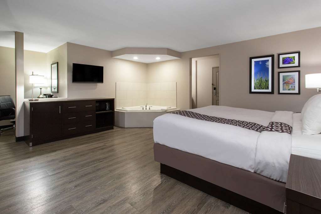 LA QUINTA INN STE EFFINGHAM-guestroom-Guest Room,Suite,On-Site.jpg