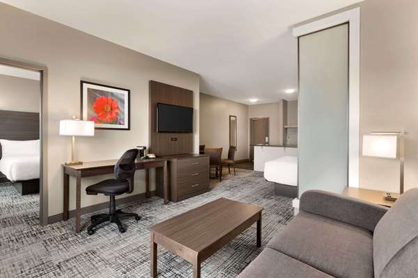 Suite - Days Inn & Suites Warman